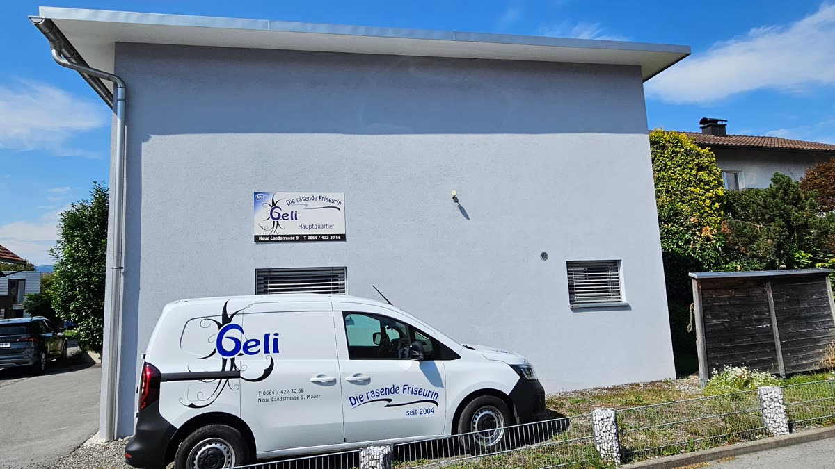 Der Kastenwagen von Geli, der rasenden Friseurin, vor ihrem Hauptquartier in Mäder