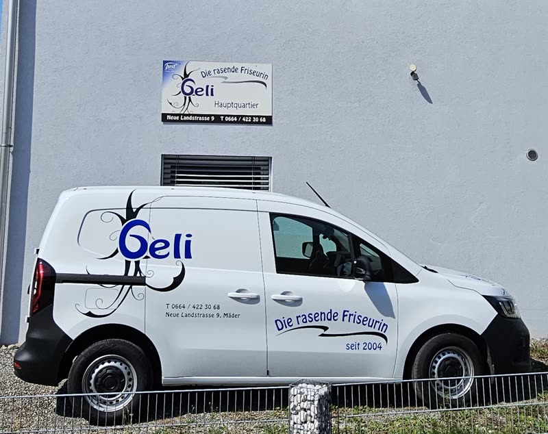 Nahaufnahme des beschrifteten Kastenwagens von Geli, der rasenden Friseurin
