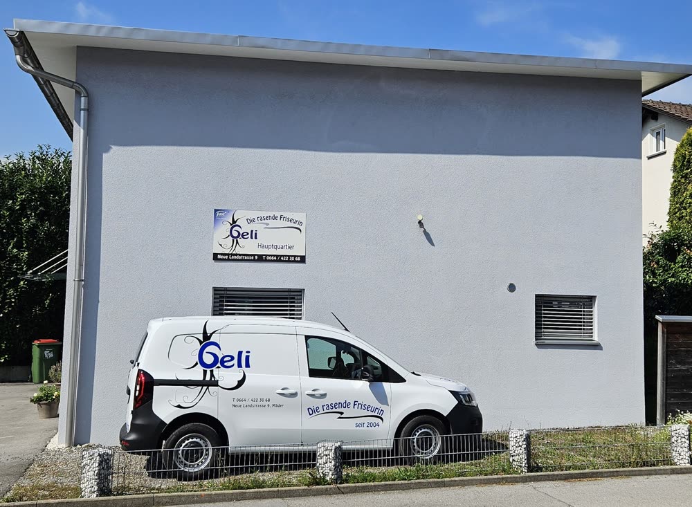 Der Kastenwagen von Geli vor einem Haus in Mäder