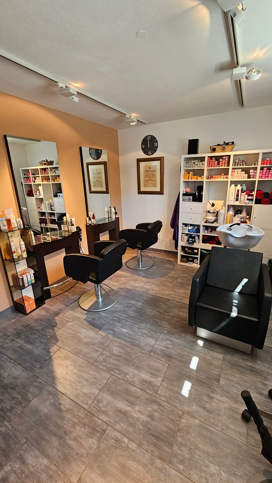 Frisierplätze im Salon von Geli in Mäder