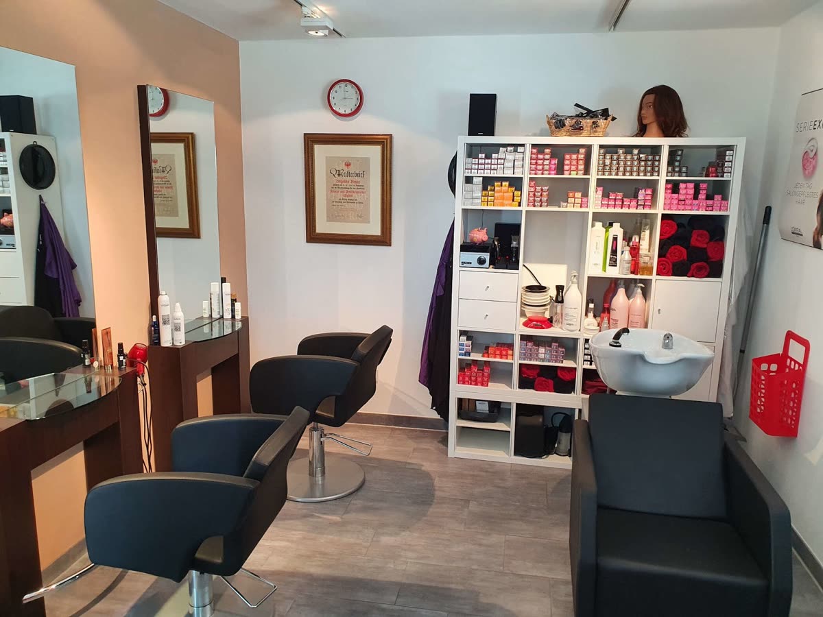 Blick in den Friseursalon von Geli in Mäder mit Frisierplätzen und Waschbecken